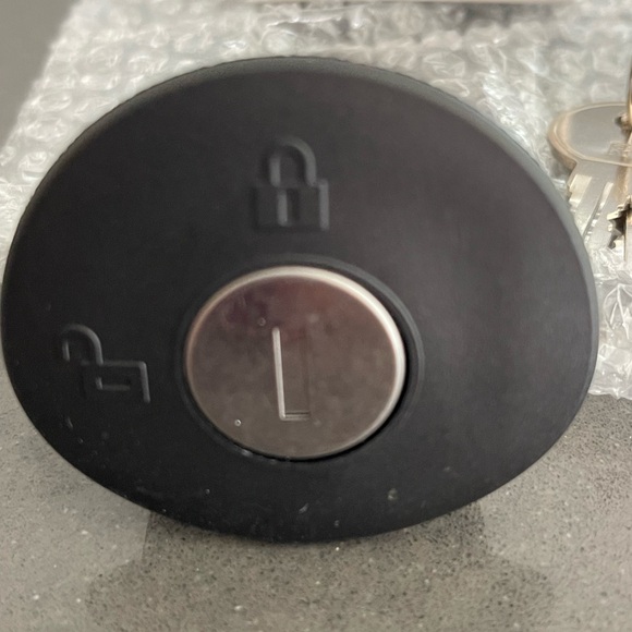 NWT LOCKING FUEL TANK CAP, CAR. Black. - Picture 4 of 6